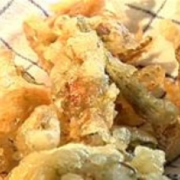 Sprøde babysandkrabber i tempuradej med tomatdip